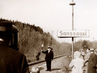 Zum 50jährigen Bestehen der Hönnetalbahn durfte der erste Bahnhofsvorsteher des Bf. Sanssouci Fritz Runig ehrenhalber noch einmal einen Ab Fahrauftrag erteilen.