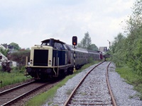 Am 15.06.1988 passiert 212 292 mit ihrem Nahverkehrszug nach Neuenrade das Einfahr- bzw. Blocksignal des Bf. Horlecke., Am Schluss hängt 290 272 zur Bedienung der Ausweichanschlussstelle Hertin bei Balve..