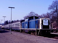 Am 01.04.1987 verkehrten die Züge der Hönnetalbahn aus Anlass des 75jährigen Jubiläums der Strecke mit Beschilderung. Hier mit 212 001 zu sehen.