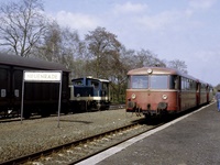 Am 20.03.1983 begegnen sich ein Schienenbus als N 6469 und 332 132 in Neuenrade. Damals gab es bis hier noch bescheidenen Güterverkehr.