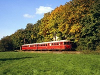 Sonderzüge waren selten auf der Sundwiger Strecke. Nach vielen Jahren gelangte diese ETA 515-Garnitur als Sonderfahrt für Eisenbahnfreunde (Interessengemeinschaft zur Bereisung von Eisen- und Straßenbahnen) am 01.10.1988 auf die Nebenbahn. Am Perrick, wo auch das Einfahrsignal des Bf. Hemer stand, war Fotohalt.