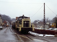 Bekannt war die Sundwiger Strecke durch die Ortsdurchfahrt. Hier passiert die 360 594 diesen Abschnitt. Rechts ist noch ein alter Fahrleitungsmast der Straßenbahnstrecke Hemer - Deilinghofen der Iserlohner Kreisbahn erkennbar, die hier die Staatsbahngleise querte.
