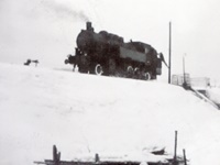 Eine 93.5 beim Umsetzen um 1955. Der Heizer drückt die am Mast befindliche Klingel. Damit weiß der Fahrdienstleiter, dass die Weiche umgestellt werden kann.